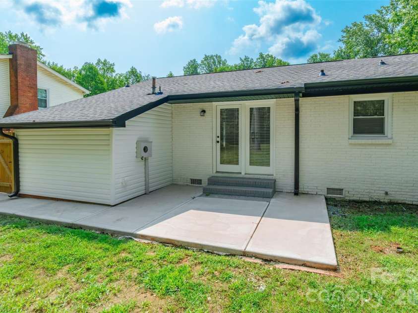 6557 Covecreek Drive, Charlotte, NC 28215.  MLS# CAR4409078, YatesRealty ID 41110. 