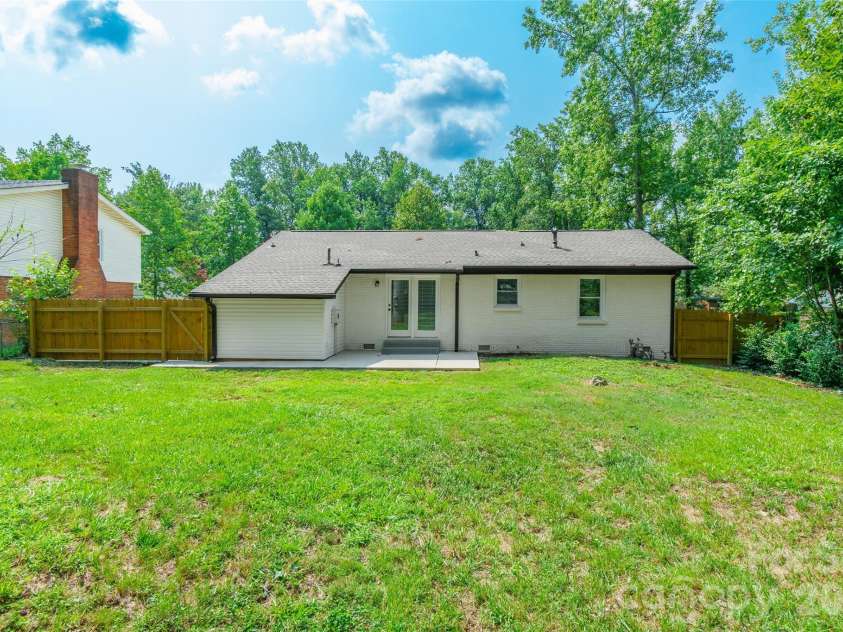 6557 Covecreek Drive, Charlotte, NC 28215.  MLS# CAR4409078, YatesRealty ID 41110. 