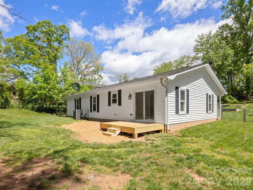 224 Clover Drive, Fletcher, NC 28732.  MLS# CAR4377106, YatesRealty ID 41111. 