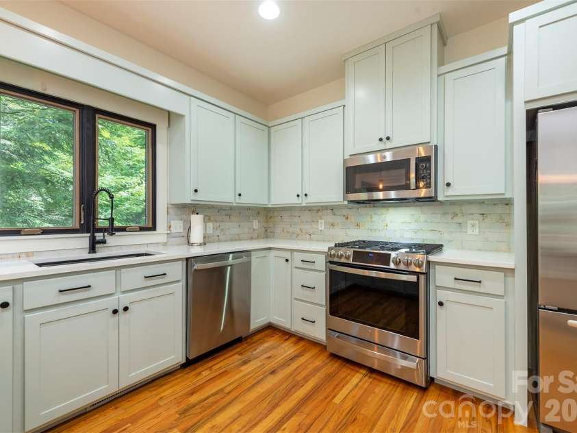 416 Ivy Road, Black Mountain, NC 28711.  MLS# CAR4409427, YatesRealty ID 41112. 