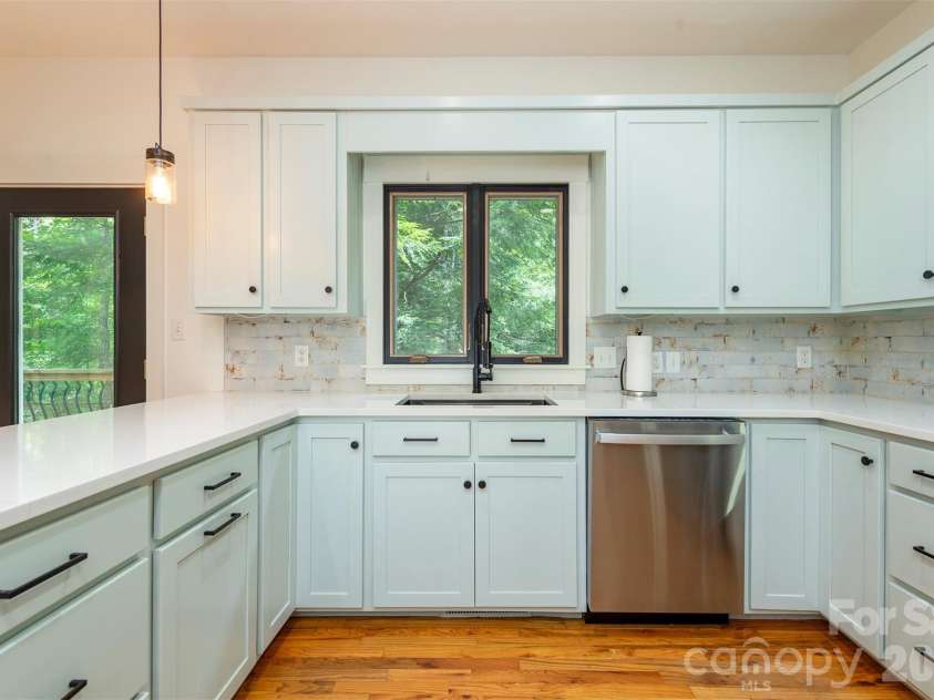 416 Ivy Road, Black Mountain, NC 28711.  MLS# CAR4409427, YatesRealty ID 41112. 