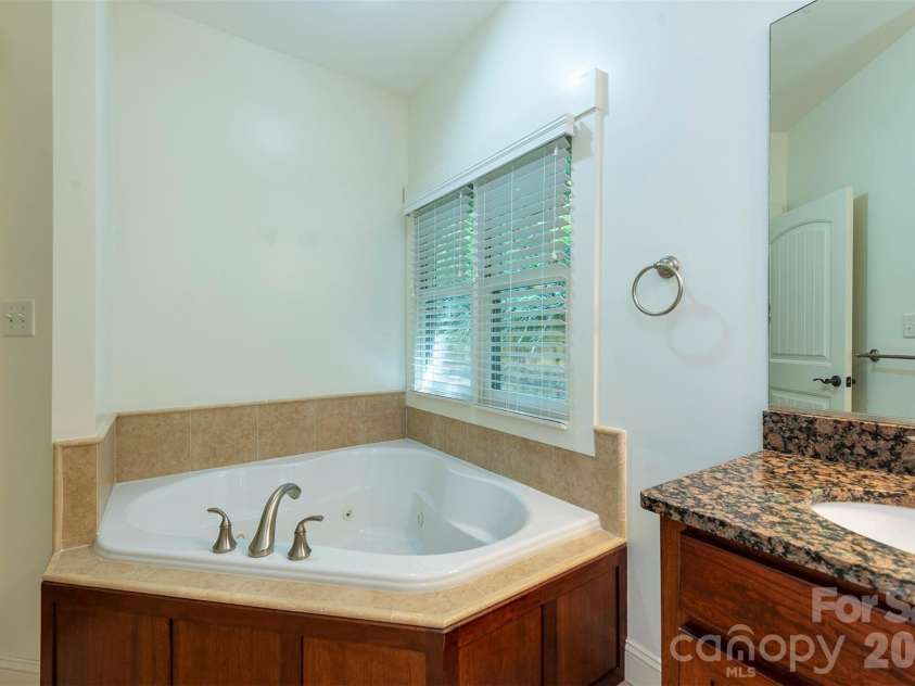 416 Ivy Road, Black Mountain, NC 28711.  MLS# CAR4409427, YatesRealty ID 41112. Soaking tub