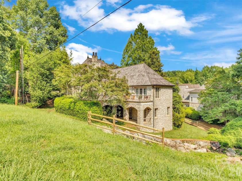2214 La Maison Drive, Charlotte, NC 28226.  MLS# CAR4402366, YatesRealty ID 41116. 