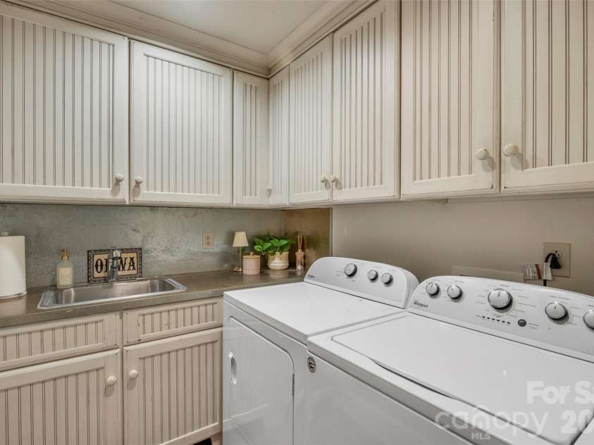 2214 La Maison Drive, Charlotte, NC 28226.  MLS# CAR4402366, YatesRealty ID 41116. 