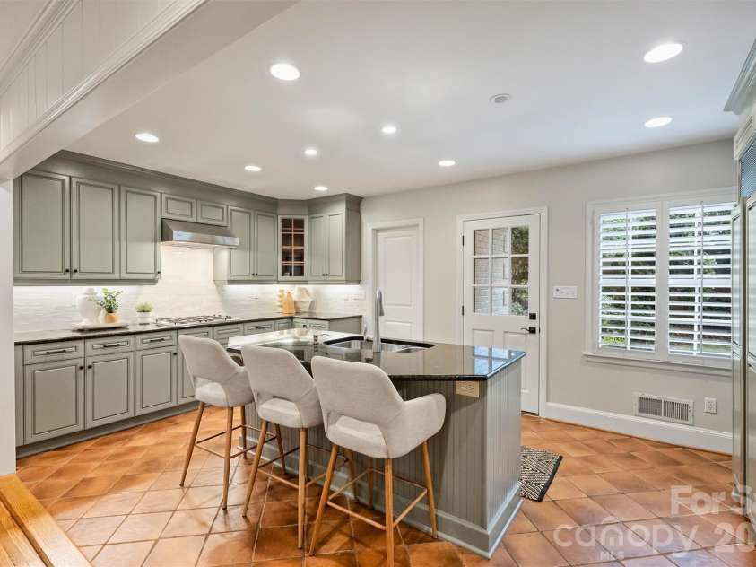 5519 Robinhood Road, Charlotte, NC 28211.  MLS# CAR4398545, YatesRealty ID 41120. 