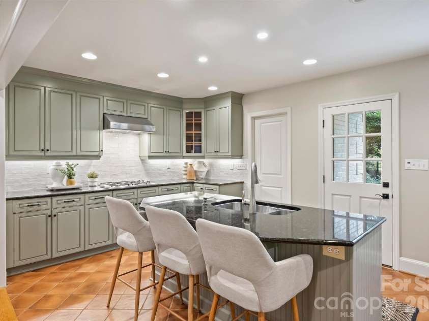 5519 Robinhood Road, Charlotte, NC 28211.  MLS# CAR4398545, YatesRealty ID 41120. 