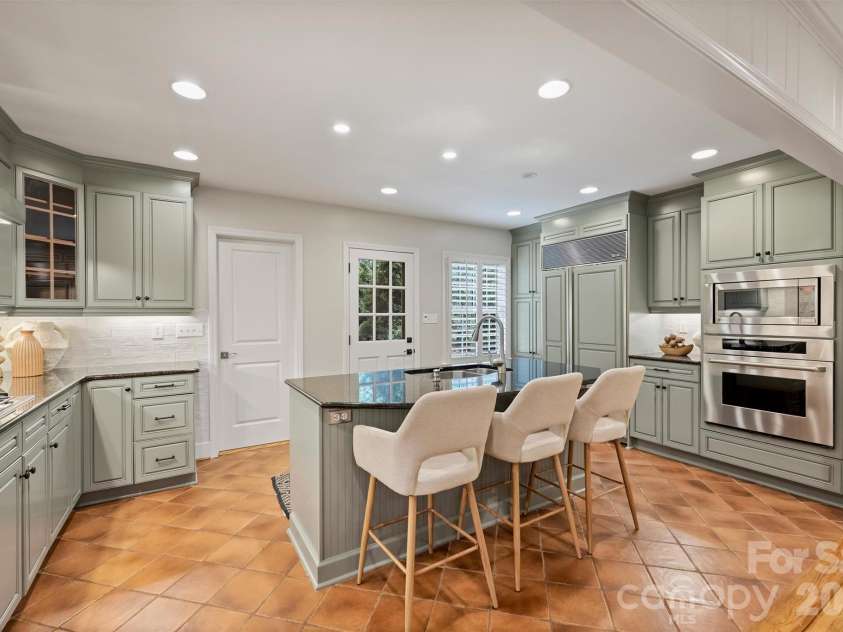 5519 Robinhood Road, Charlotte, NC 28211.  MLS# CAR4398545, YatesRealty ID 41120. 