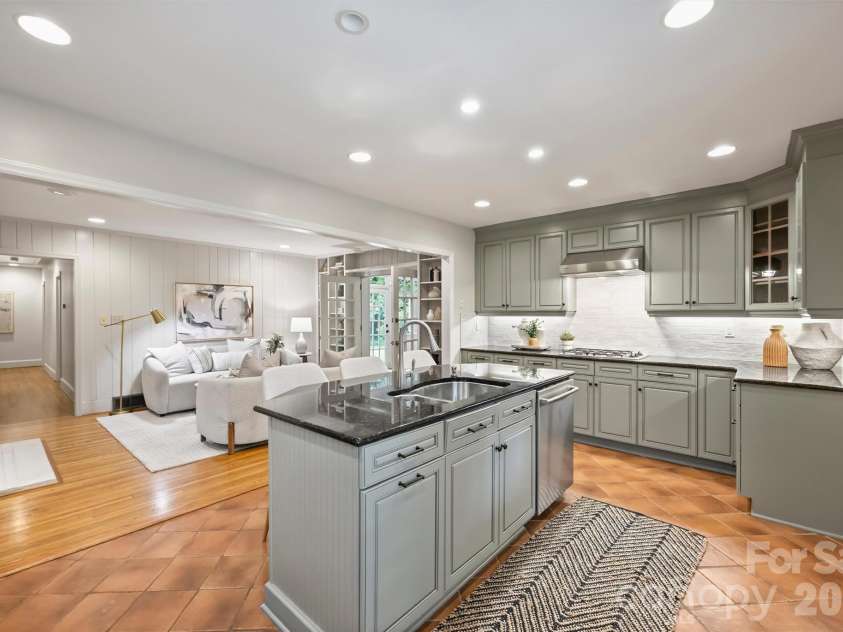 5519 Robinhood Road, Charlotte, NC 28211.  MLS# CAR4398545, YatesRealty ID 41120. 