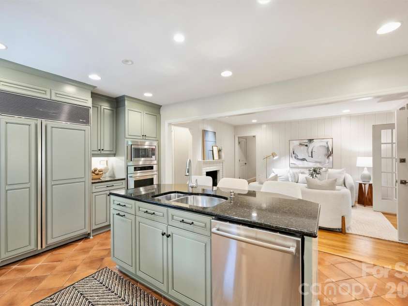 5519 Robinhood Road, Charlotte, NC 28211.  MLS# CAR4398545, YatesRealty ID 41120. 