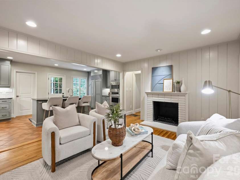 5519 Robinhood Road, Charlotte, NC 28211.  MLS# CAR4398545, YatesRealty ID 41120. 