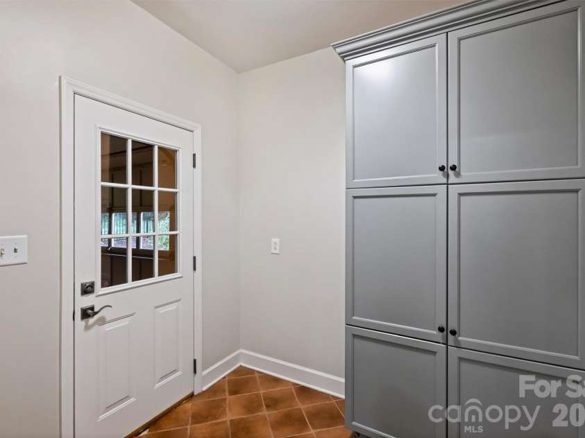 5519 Robinhood Road, Charlotte, NC 28211.  MLS# CAR4398545, YatesRealty ID 41120. 