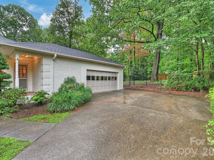 5519 Robinhood Road, Charlotte, NC 28211.  MLS# CAR4398545, YatesRealty ID 41120. 