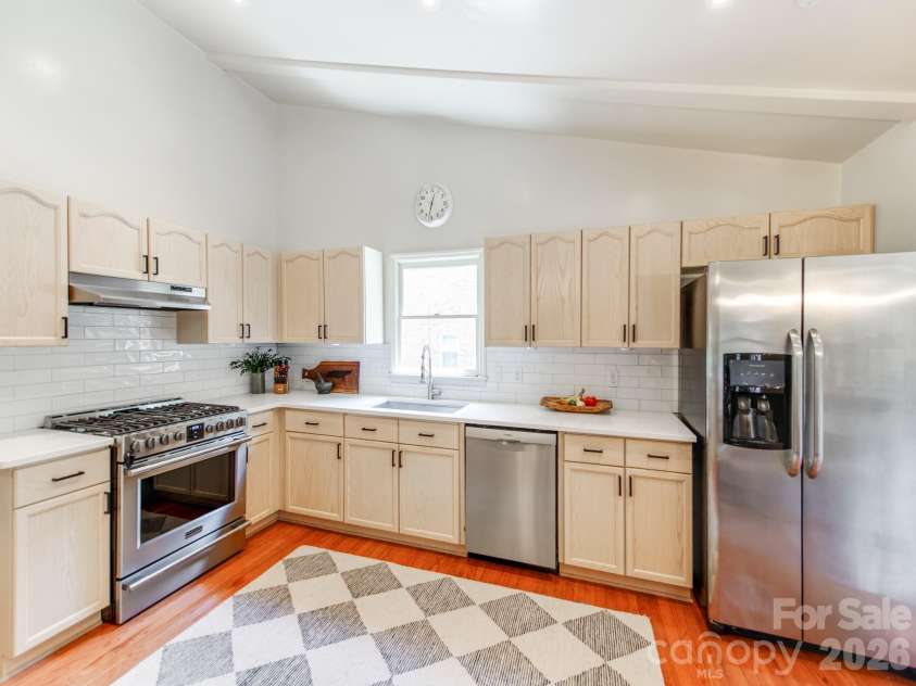 621 Laurel Fork Drive, Matthews, NC 28105.  MLS# CAR4408022, YatesRealty ID 41121. Kitchen updated with quarts countertops, subway tile, and new gas range.