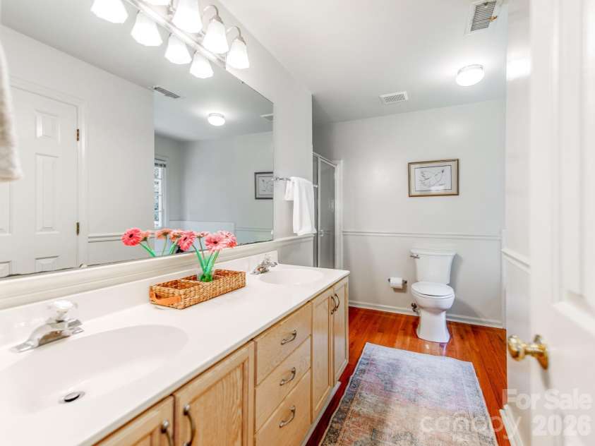 621 Laurel Fork Drive, Matthews, NC 28105.  MLS# CAR4408022, YatesRealty ID 41121. Primary bath includes a seperate tub, shower, and walk-in closet.