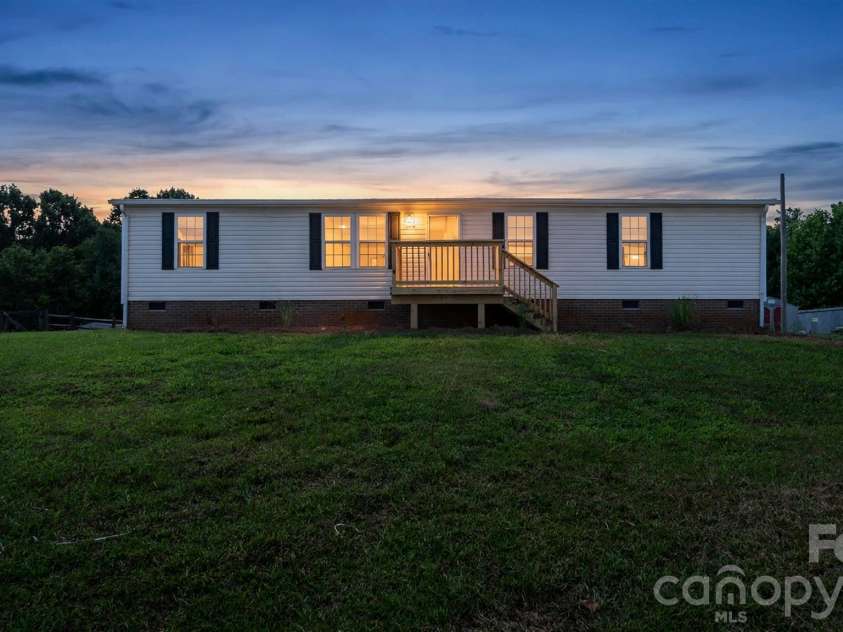 178 Zircon Drive, Statesville, NC 28625.  MLS# CAR4410053, YatesRealty ID 41124. 