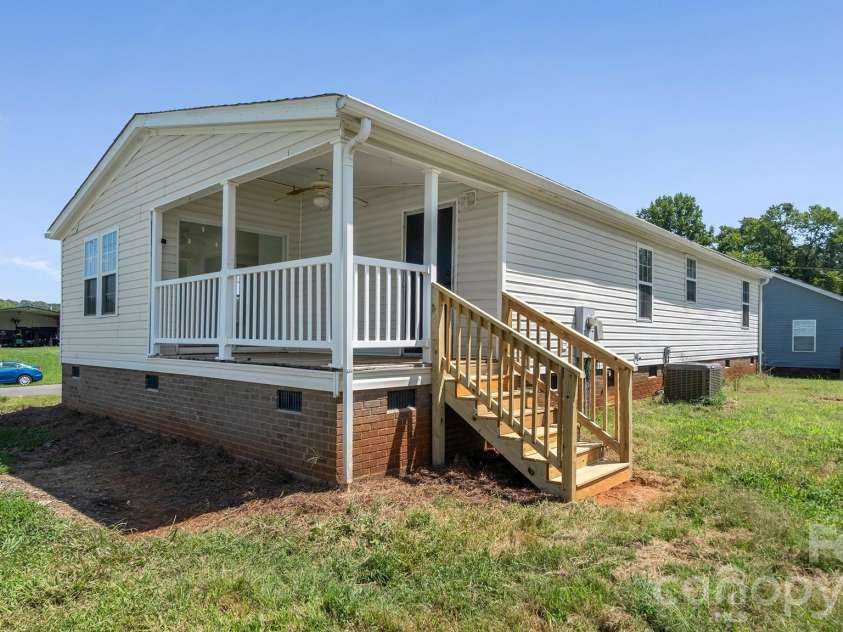 178 Zircon Drive, Statesville, NC 28625.  MLS# CAR4410053, YatesRealty ID 41124. 