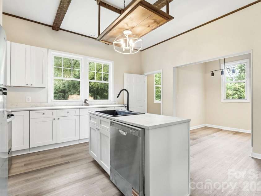 606 Townsend Avenue, Gastonia, NC 28052.  MLS# CAR4396670, YatesRealty ID 41128. Chef's Dream Kitchen