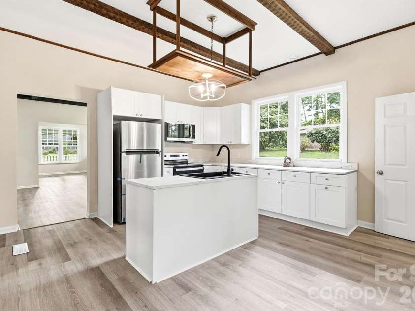 606 Townsend Avenue, Gastonia, NC 28052.  MLS# CAR4396670, YatesRealty ID 41128. Chef's Dream Kitchen
