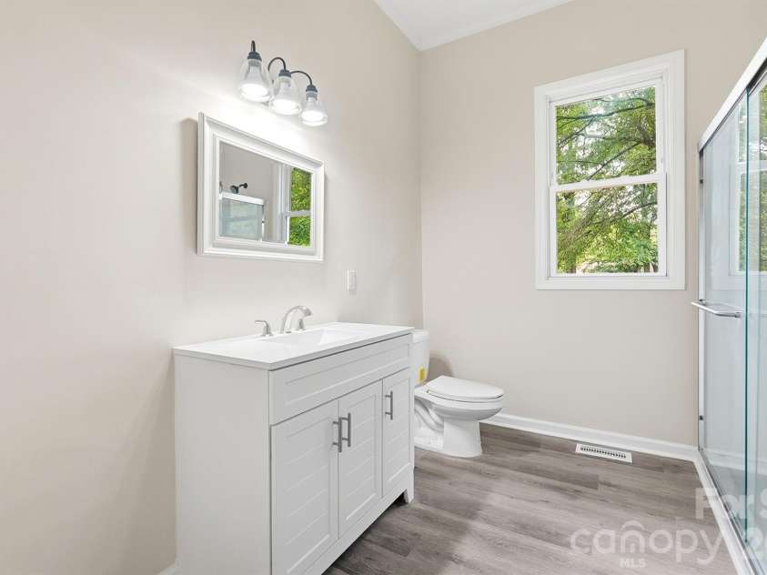 606 Townsend Avenue, Gastonia, NC 28052.  MLS# CAR4396670, YatesRealty ID 41128. Primary Full Bathroom