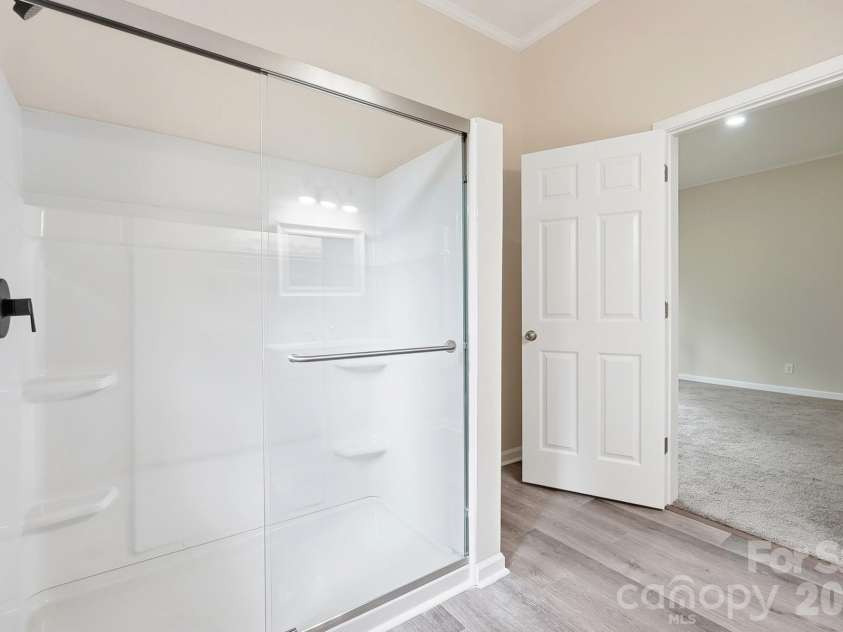 606 Townsend Avenue, Gastonia, NC 28052.  MLS# CAR4396670, YatesRealty ID 41128. Primary Full Bathroom