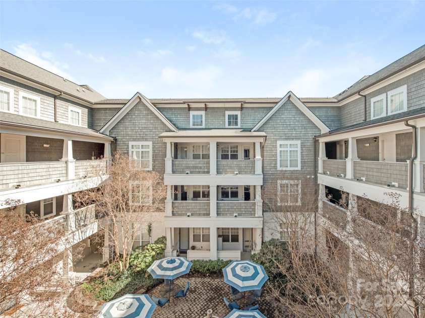301 Tremont Avenue, Charlotte, NC 28203.  MLS# CAR4240275, YatesRealty ID 4113. Community Courtyard area