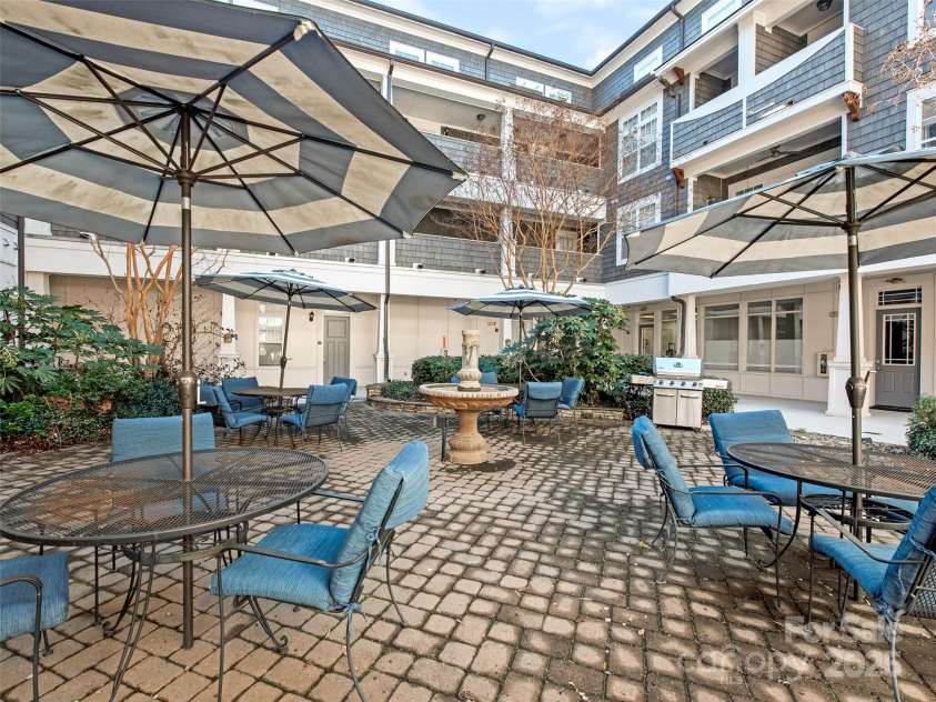 301 Tremont Avenue, Charlotte, NC 28203.  MLS# CAR4240275, YatesRealty ID 4113. Community Courtyard Area