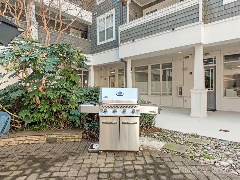 301 Tremont Avenue, Charlotte, NC 28203.  MLS# CAR4240275, YatesRealty ID 4113. Community Courtyard Area