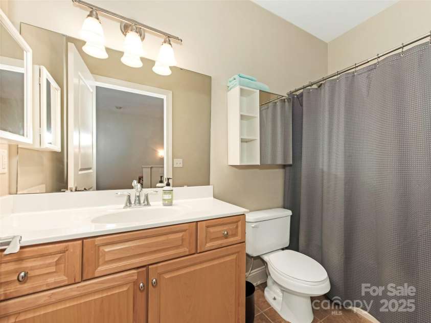 301 Tremont Avenue, Charlotte, NC 28203.  MLS# CAR4240275, YatesRealty ID 4113. Full Bathroom