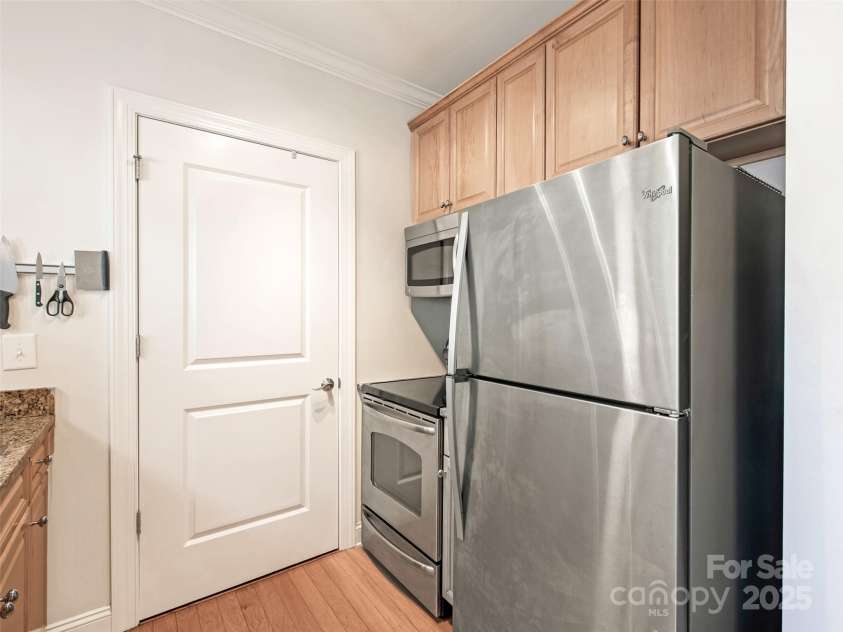 301 Tremont Avenue, Charlotte, NC 28203.  MLS# CAR4240275, YatesRealty ID 4113. Kitchen