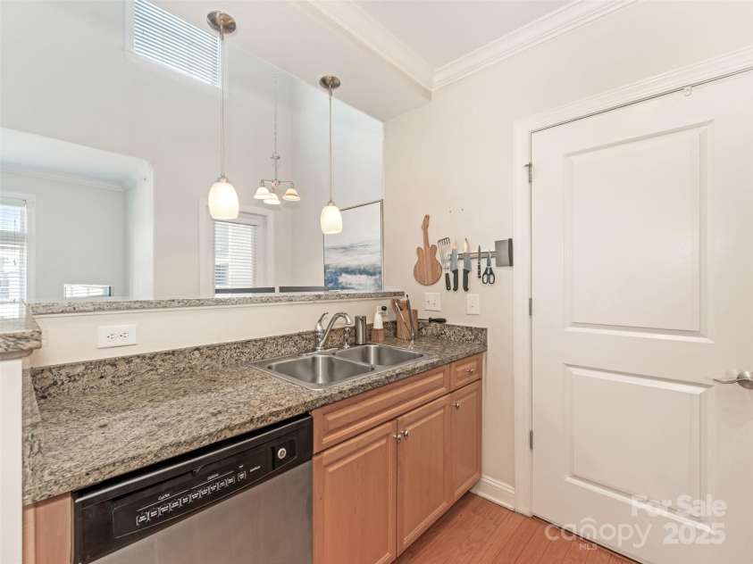 301 Tremont Avenue, Charlotte, NC 28203.  MLS# CAR4240275, YatesRealty ID 4113. Kitchen