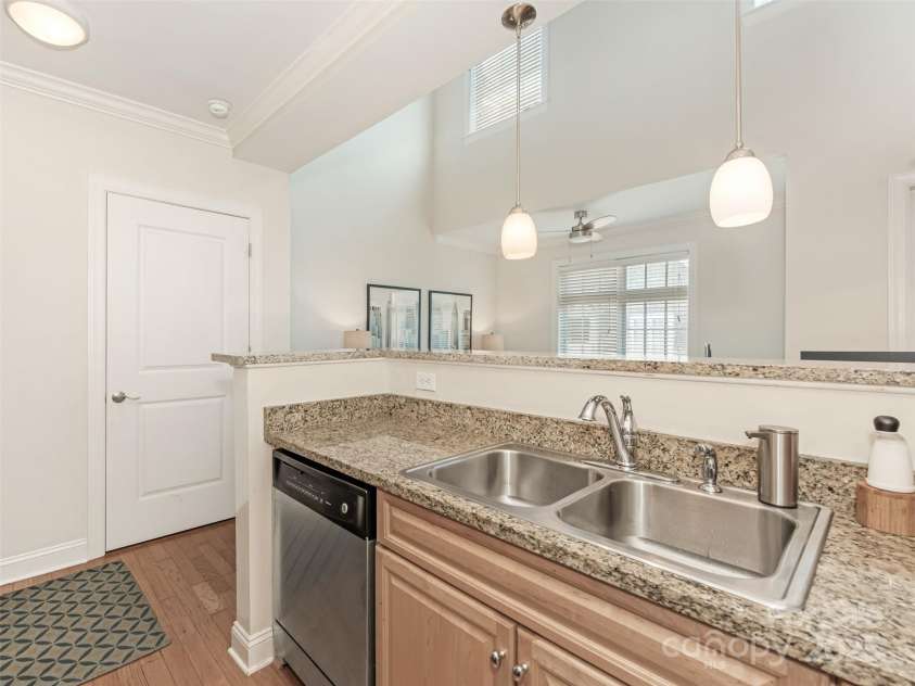 301 Tremont Avenue, Charlotte, NC 28203.  MLS# CAR4240275, YatesRealty ID 4113. Kitchen