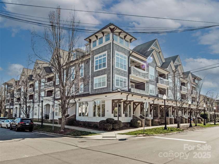 301 Tremont Avenue, Charlotte, NC 28203.  MLS# CAR4240275, YatesRealty ID 4113. Welcome Home | Dilworth
