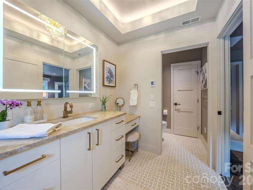 294 Red Knob Lane, Marshall, NC 28753.  MLS# CAR4405147, YatesRealty ID 41131. PRIMARY BATHROOM MAIN LEVEL