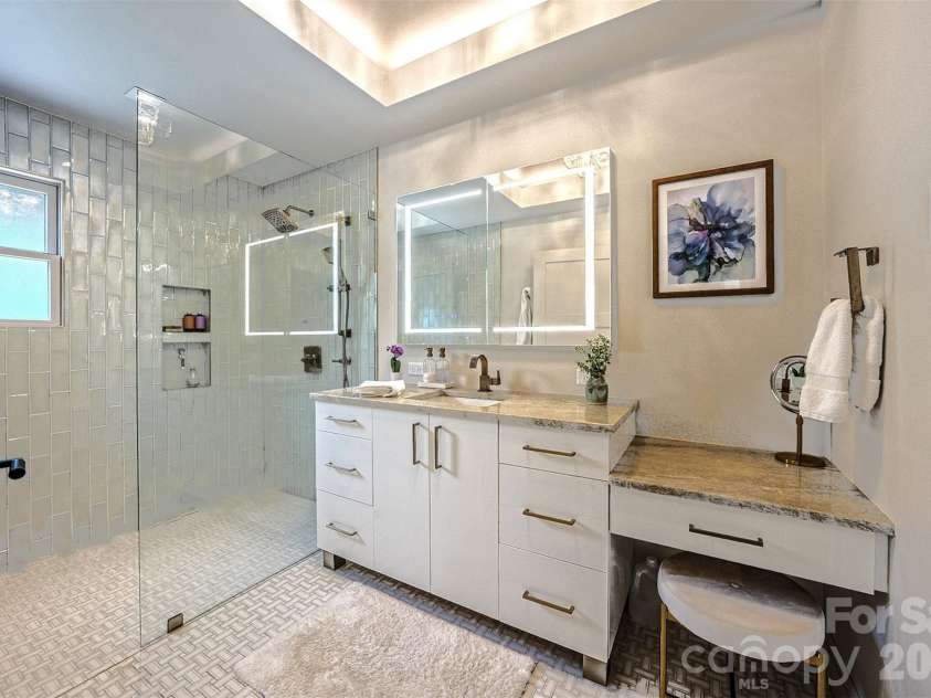 294 Red Knob Lane, Marshall, NC 28753.  MLS# CAR4405147, YatesRealty ID 41131. PRIMARY BATHROON MAIN LEVEL