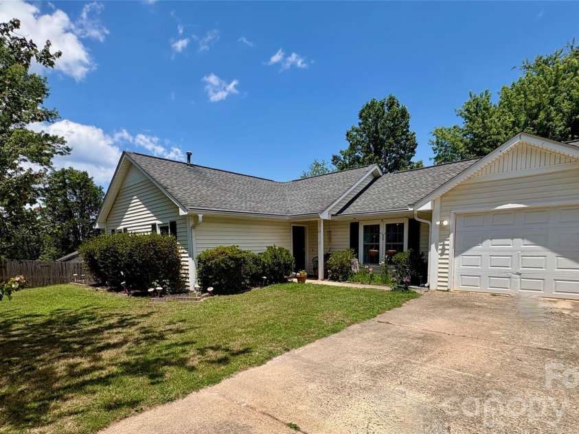 64 Mount Carmel Drive, Asheville, NC 28806.  MLS# CAR4401665, YatesRealty ID 41132. 