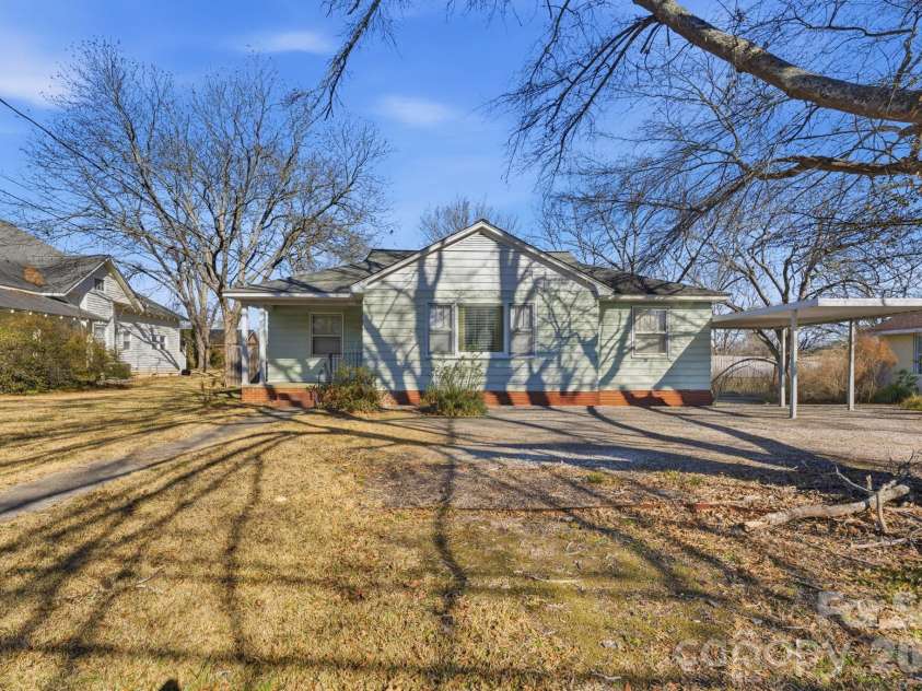 802 Chesterfield Avenue, Lancaster, SC 29720.  MLS# CAR4340603, YatesRealty ID 41137. 