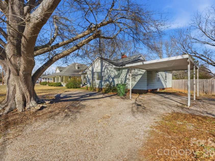 802 Chesterfield Avenue, Lancaster, SC 29720.  MLS# CAR4340603, YatesRealty ID 41137. 