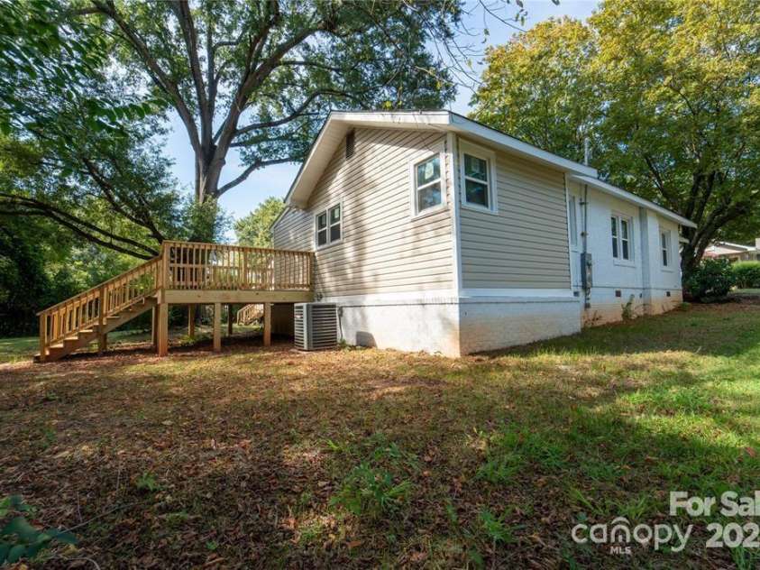 137 Woodlawn Drive, Statesville, NC 28677.  MLS# CAR4325994, YatesRealty ID 4114. 