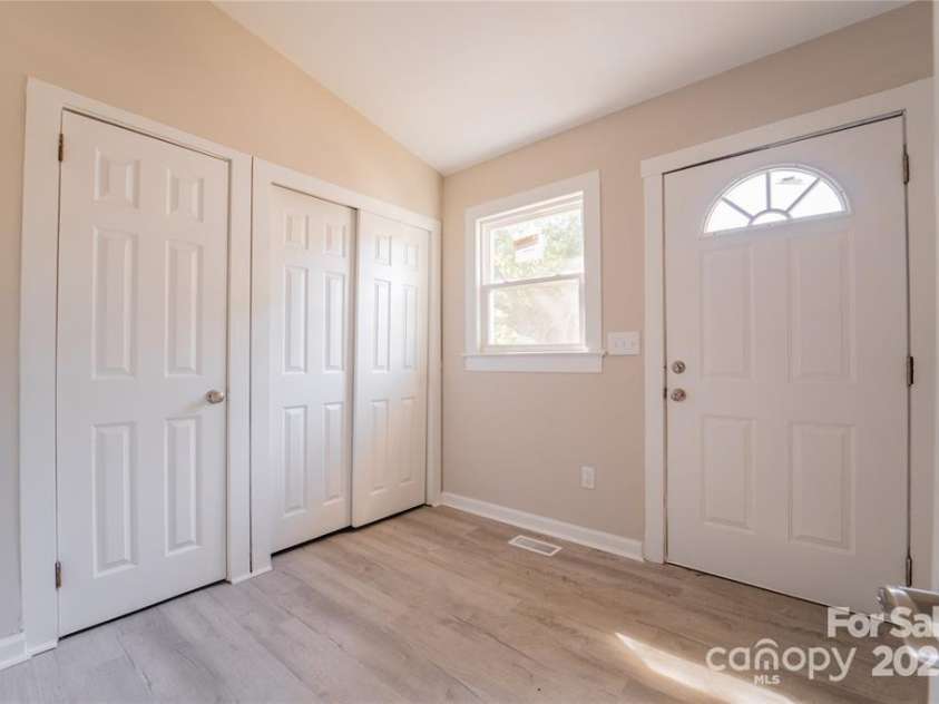 137 Woodlawn Drive, Statesville, NC 28677.  MLS# CAR4325994, YatesRealty ID 4114. 