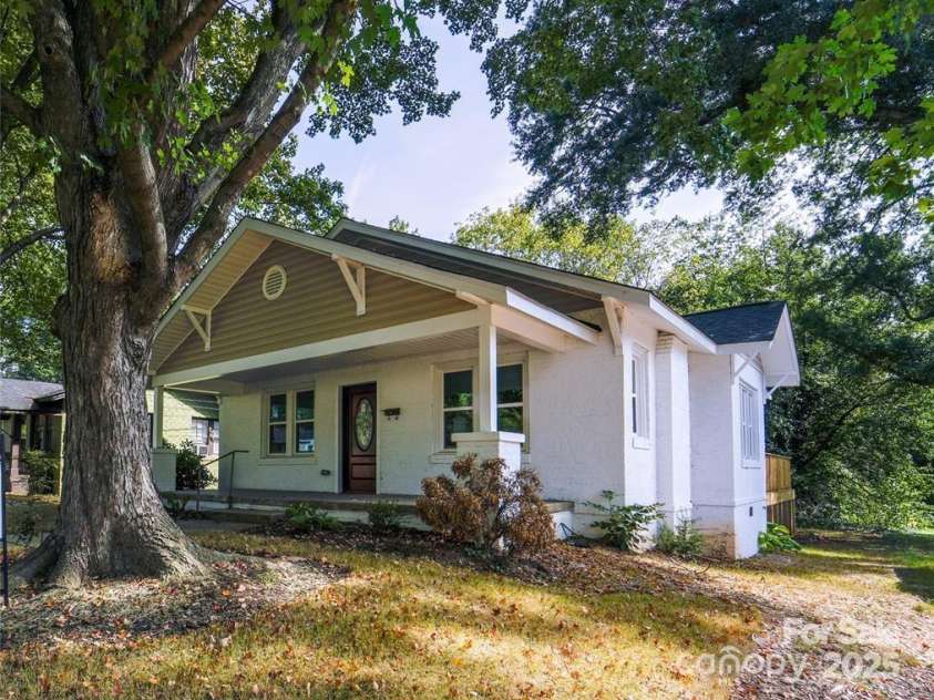 137 Woodlawn Drive, Statesville, NC 28677.  MLS# CAR4325994, YatesRealty ID 4114. 