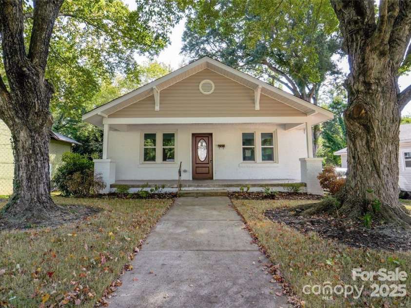 137 Woodlawn Drive, Statesville, NC 28677.  MLS# CAR4325994, YatesRealty ID 4114. 