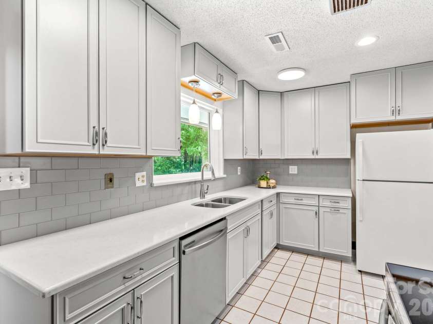 1221 Forestdale Drive, Salisbury, NC 28144.  MLS# CAR4406045, YatesRealty ID 41140. 