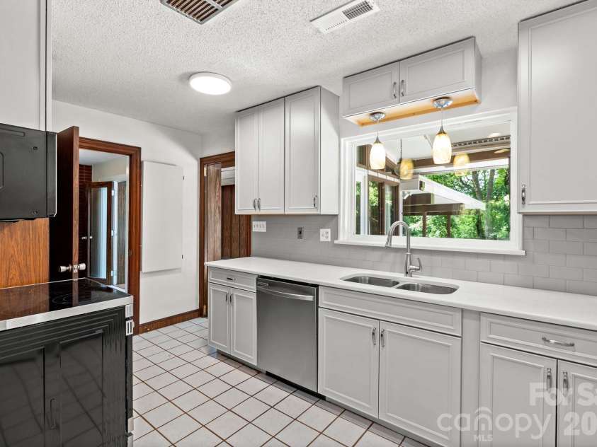 1221 Forestdale Drive, Salisbury, NC 28144.  MLS# CAR4406045, YatesRealty ID 41140. 