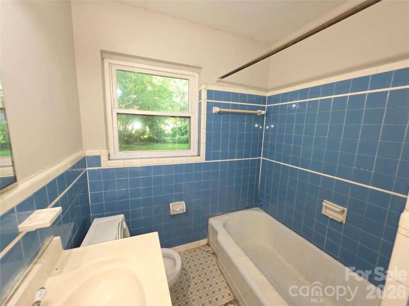 4132 Central Avenue, Charlotte, NC 28205.  MLS# CAR4410443, YatesRealty ID 41148. Bathroom