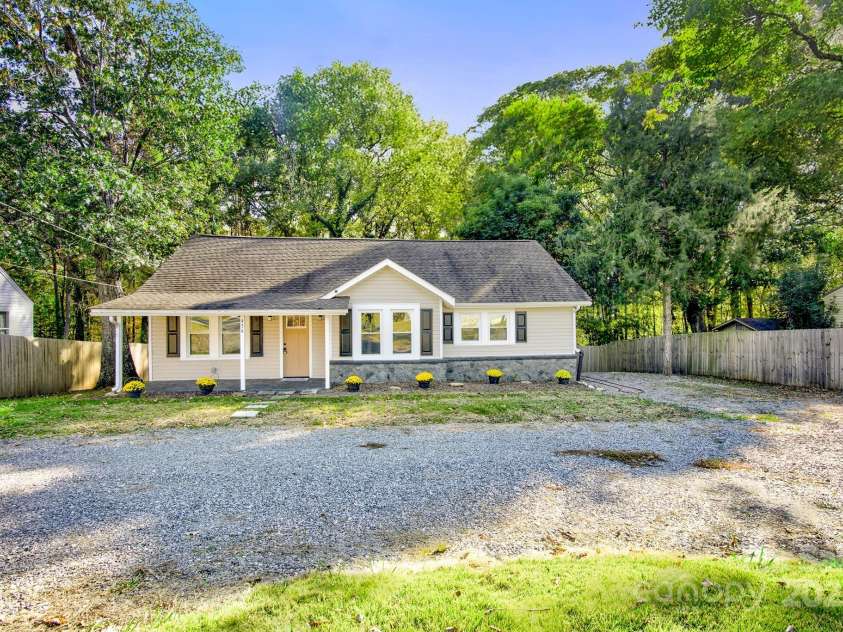 434 Salisbury Street, Denton, NC 27239.  MLS# CAR4318372, YatesRealty ID 4115. 