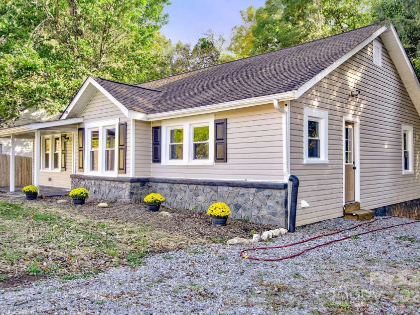434 Salisbury Street, Denton, NC 27239.  MLS# CAR4318372, YatesRealty ID 4115. 