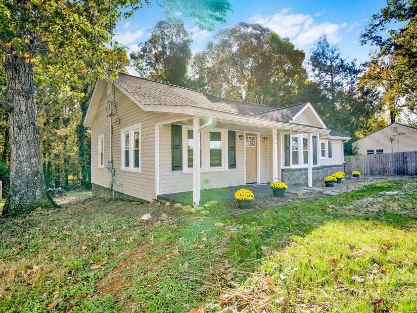 434 Salisbury Street, Denton, NC 27239.  MLS# CAR4318372, YatesRealty ID 4115. 