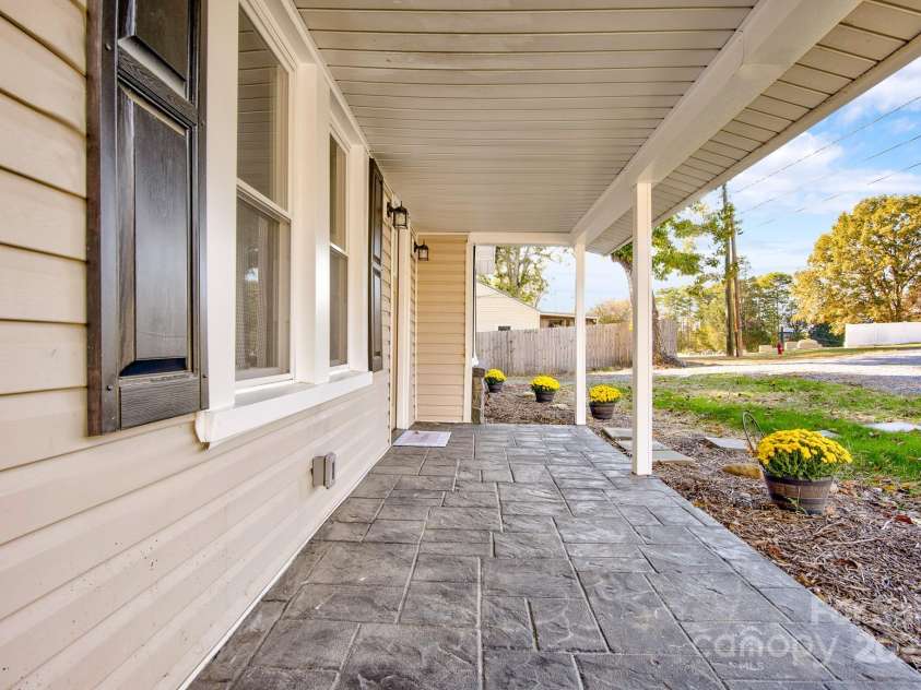 434 Salisbury Street, Denton, NC 27239.  MLS# CAR4318372, YatesRealty ID 4115. 