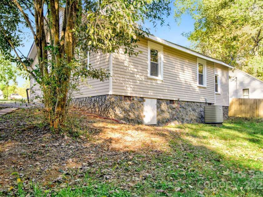 434 Salisbury Street, Denton, NC 27239.  MLS# CAR4318372, YatesRealty ID 4115. 