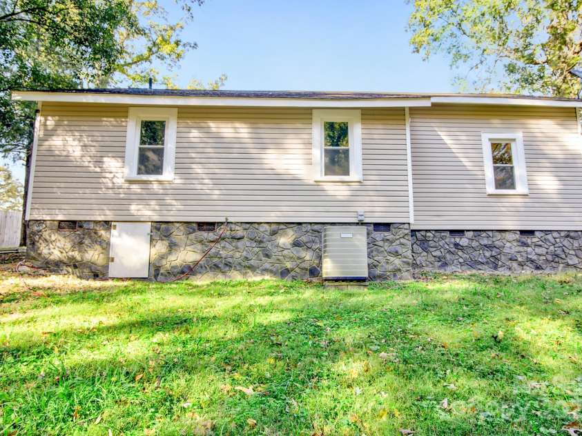 434 Salisbury Street, Denton, NC 27239.  MLS# CAR4318372, YatesRealty ID 4115. 